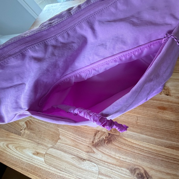 NWT convertible Béis The Crescent Catchall Crossbody Bag BERRY pink Barbie lilac - Picture 7 of 15